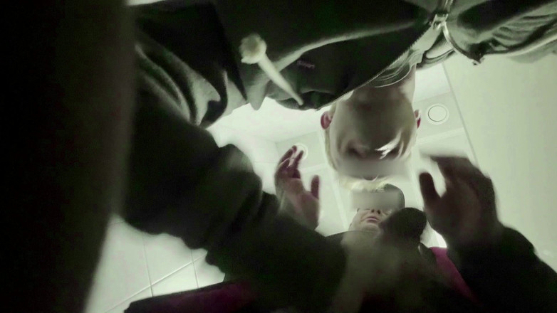 Throateman: La Chupa De La Profesora En Un Baño Público. Palmadas...