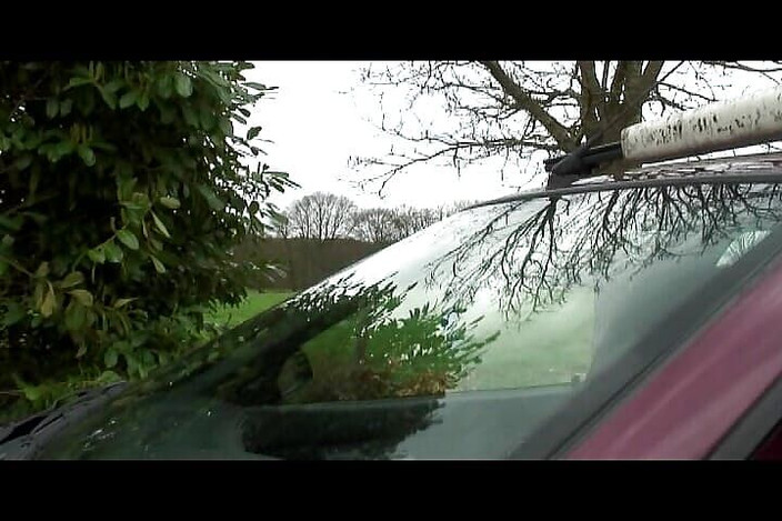 Planete Francaise: 欲火中烧的法国荡妇在长时间骑乘后被三根鸡巴操