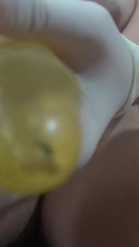 Moja indyjska przyrodnia siostra obrzeza i wątki dildo w białych rękawiczkach medycznych Następnie bawi się Dildo i wreszcie masturbuje się