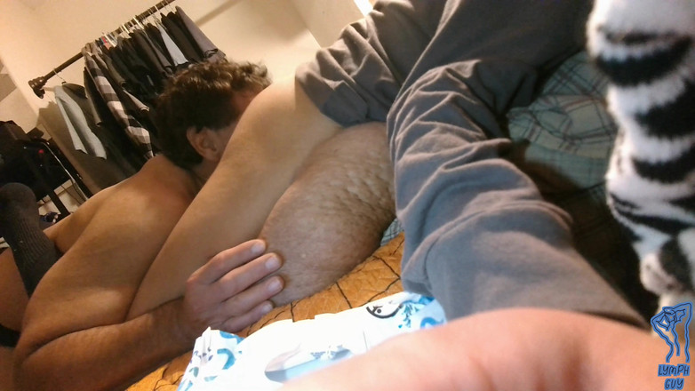 Lymph Guy: लैटिनो डैडी अपने विकलांग लड़के को चोदते हैं