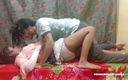 Sarika Vikki: Giovane coppia indiana arrapata al coperto sesso rude in camera...