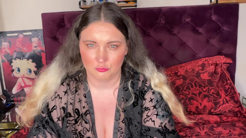 MissFFW: Bayan ffw burnunu gıdıklayıp hapşırmasını sağlamak için q-tips kullanıyor