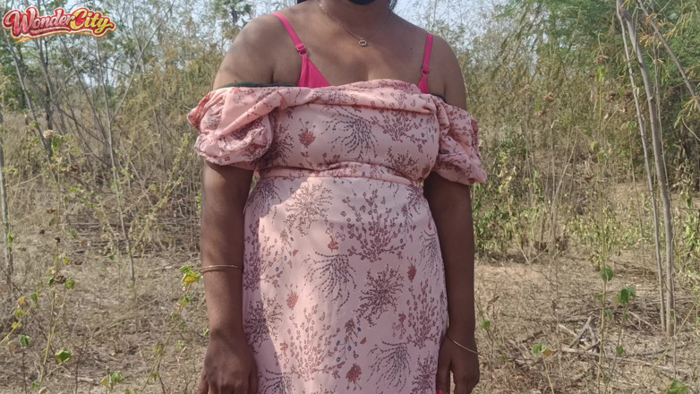 Pushpa studio: Heiße, milchige brust im dschungel im freien