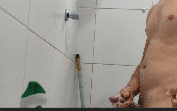 Straight Daddy Club: Velký sexy chlapec je nadržený při sprchování.