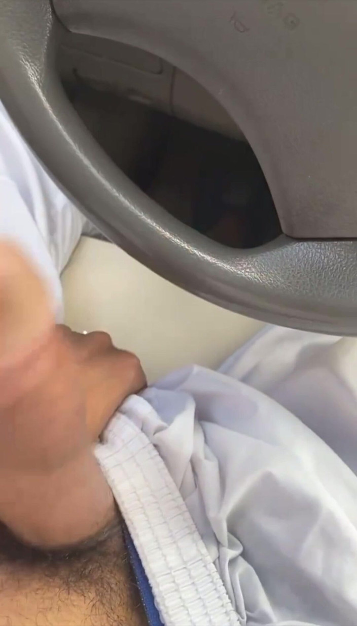 Rami Mohamed: Un arabo gioca con il suo cazzo in macchina