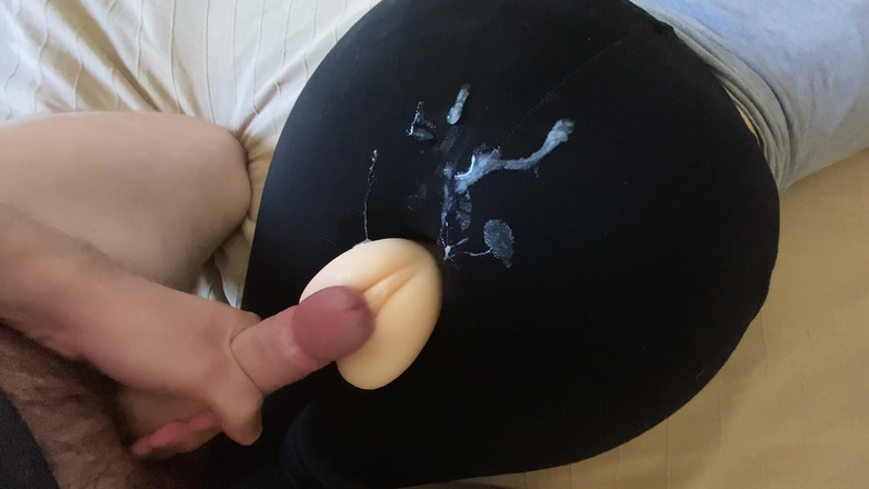 Lady Anna: Futai cu jucărie și spermă pe leggins