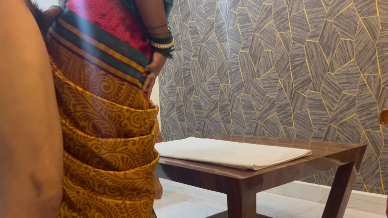 Besharam Jodi: Desi indická sárí ošukaná jejím besharam mladším nevlastním bratrem