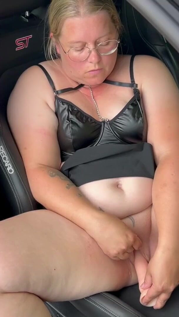 Hotcurvy82: 車内でのディルドによるマスターベーション