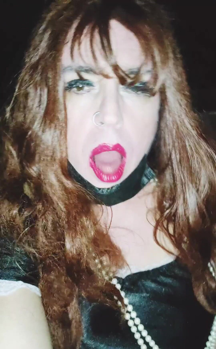 Joana Love: Aku lagi asik pamer kontolku di taman malam-malam!