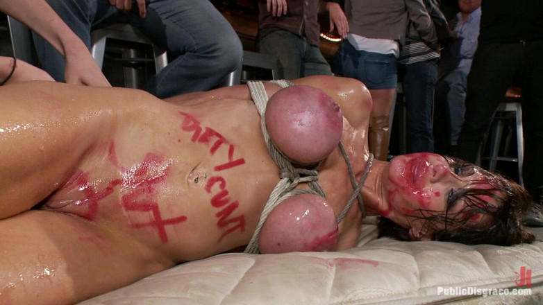 Public Disgrace by Kink: McKenzie Lee à gros nichons se fait disgracier dans un bar