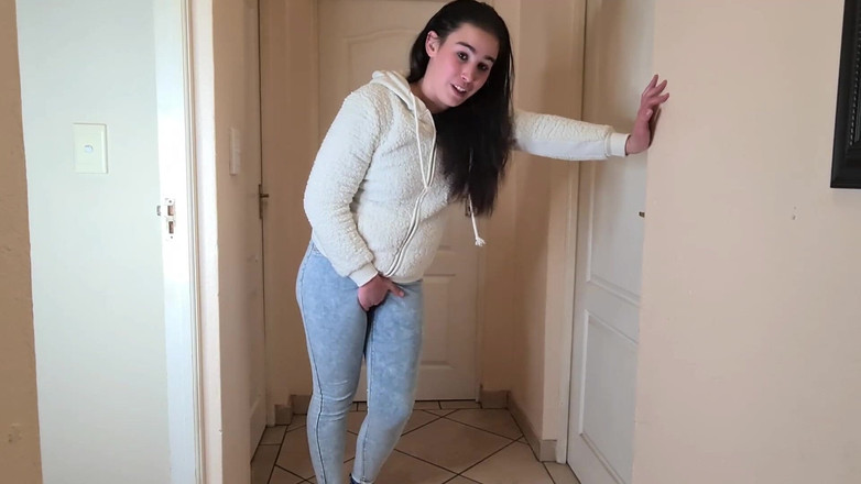 domslutfucker: La troia mora ha un disperato bisogno di pisciare, piscia...