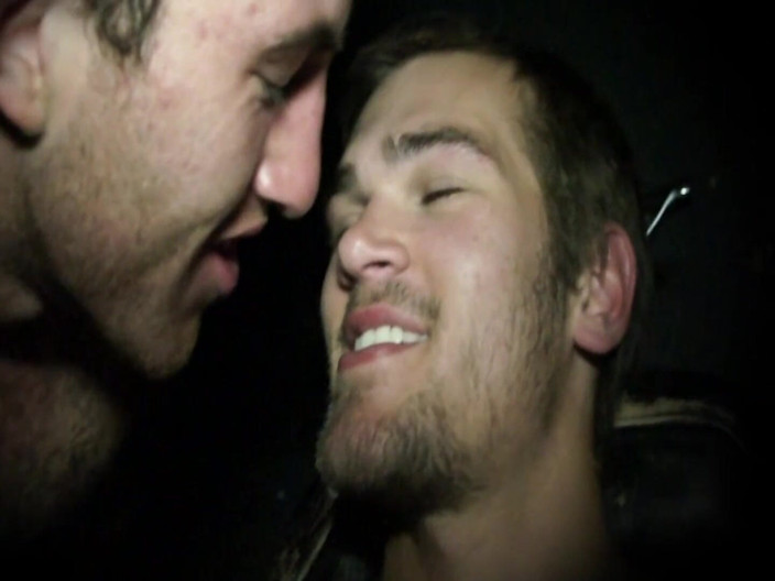 SEXUAL SIN GAY: Insaciables tragadoras de 3_twink amiga se queda en el gloryhole para...