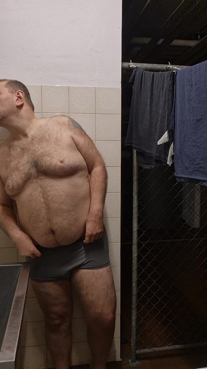 ChubbyDaddyBearLuka: Strip beruang gemuk dan berbulu di ruang cuci