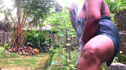 Naughty Jaanu: Indyjski desi bhabhi na zewnątrz kąpieli ubrany przez nocnego i...