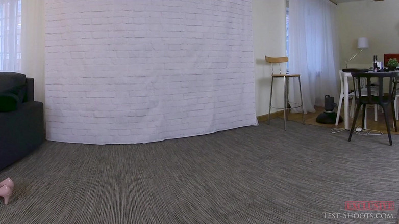 Test-Shoots: 누드 캐스팅 백스테이지에서 보지와 젖탱이를 보여주는 마른 십대 포피