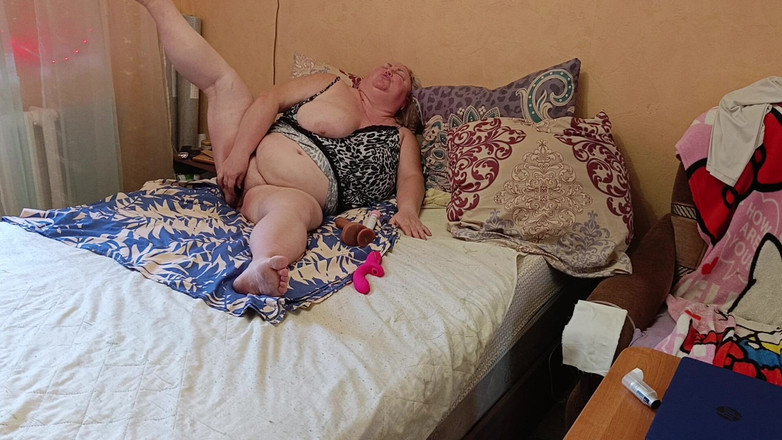 Zona901: 大きな剛毛のおまんこを持つガールフレンドがおもちゃでオナニーする