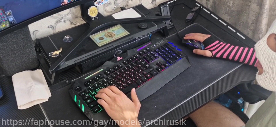 ArchiRusik: 黙って若い体に乗せて!- スプラッシュ、フェムボーイの私のハイ