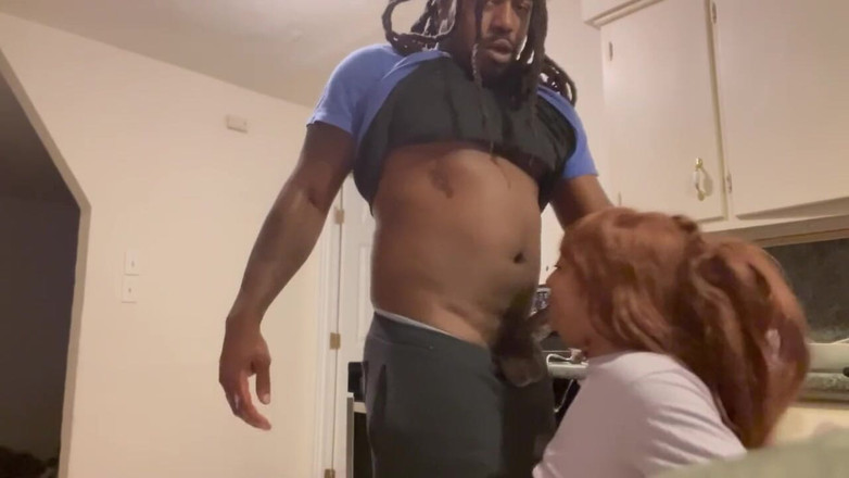 Fijii pornbox: 隣の明るい肌の女の子は男をファックするが、彼のガールフレンドは彼女が働いている間に彼が浮気していることを知らない。