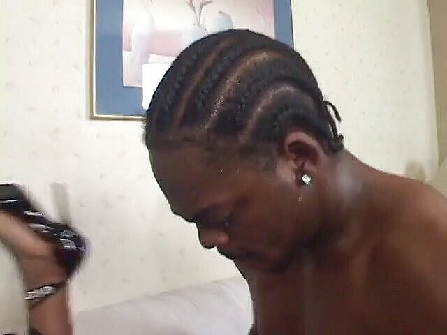 Hot and Wet: 一个金发黑人小妞与大布里斯托尔得到她的大阴户性交