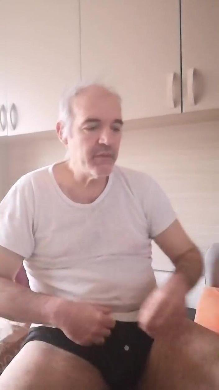 Setesesso7: 硬いチンポをけいれんさせ、空のボトルに2回小便をし、本を読みます