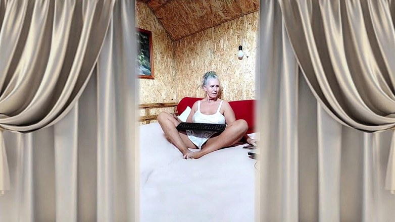 Lukerya: 새틴 화이트 란제리를 입은 핫한 주부 Lukerya