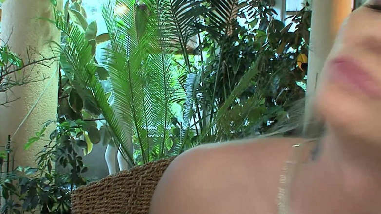 DARVASEX: Adegan pantat panas -3 awek blonde Alice suka dikongkek dari belakang