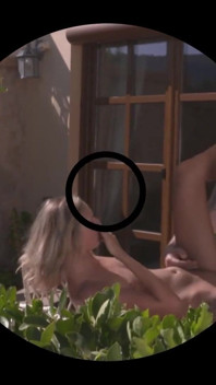 La bella ragazza ama succhiare e scopare il cazzo del vecchio
