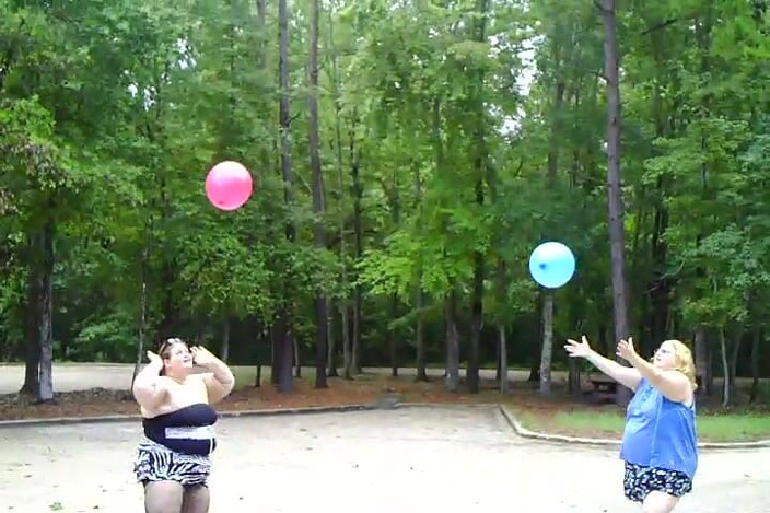 BBW nurse Vicki adventures with friends: Angie Kimber dan saya bermain dengan belon di luar