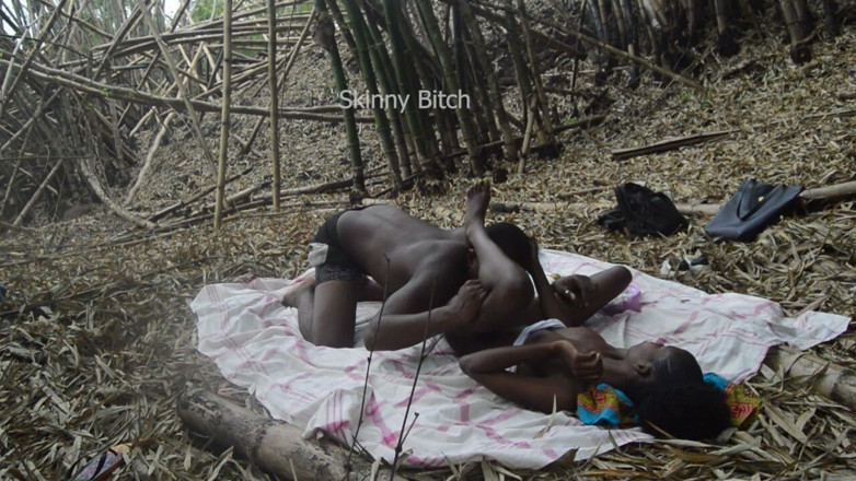 Skinny Bitch: Seks di hutan di luar