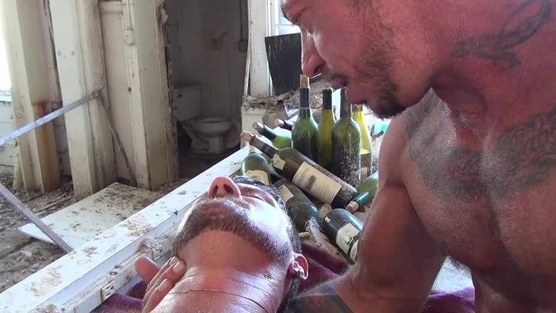 SEXUAL SIN GAY: Pokryj mě mrdkou scéna 1 Dva svalnaté kusy si navzájem šukají zadky...