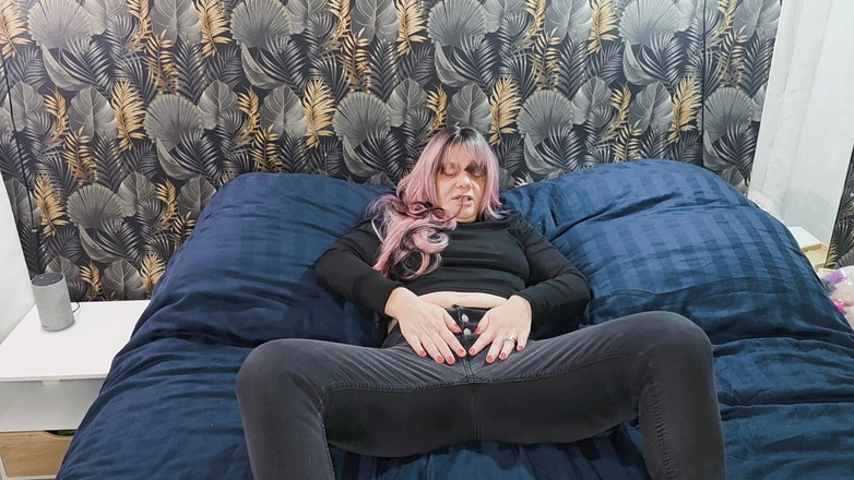 Sofy13: MILF Seksi Dildo Ini Dan Menggetarkan Vaginanya Basah