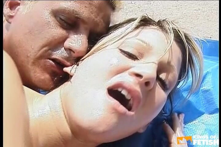 Big Tits for You: Блондинка працівник трахає свою дружину боса на вулиці після того, як змащує її тіло