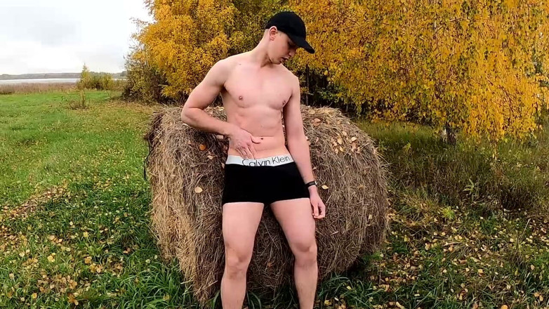 Dick Boys Studio: Masturbando Um Pau Grande Ao Ar Livre