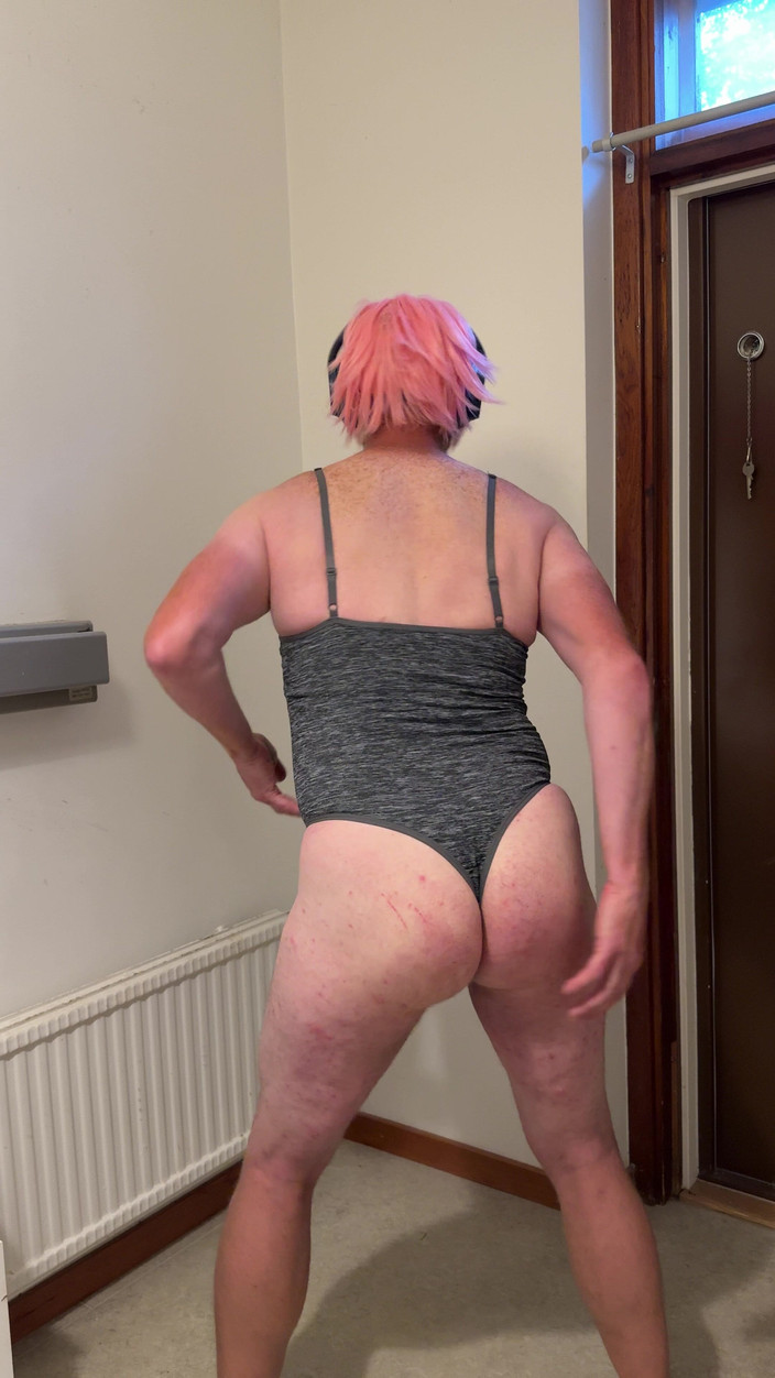 Julia Trans: Trany palmada no cu, bolas e se masturba e goza...