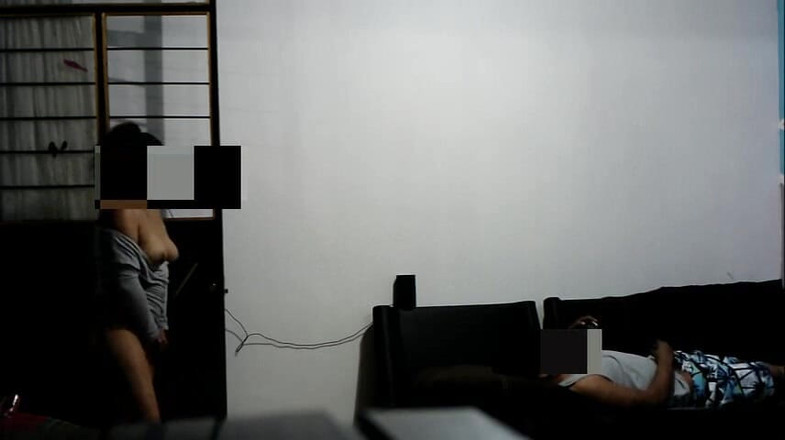 Katerine: मुझे सौतेला भाई इंस्टाग्राम के साथ लिविंग रूम में छूता हुआ पाता हूं