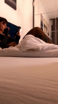 Sexy brunetka Babe Skutečná vysokoškolačka si sundá krajkové kalhotky a nosí speciální spodní prádlo s otevřenou kundičkou