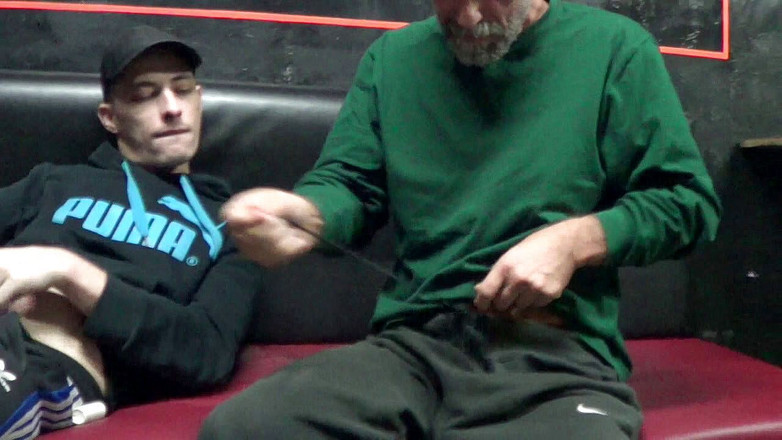 Gaybareback: ファビアンはXXLコックで支配的なパパによって生ハメ犯さ