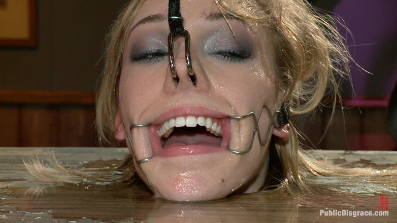 Public Disgrace by Kink: Nádherná 20letá blondýnka ošukaná a degradovaná