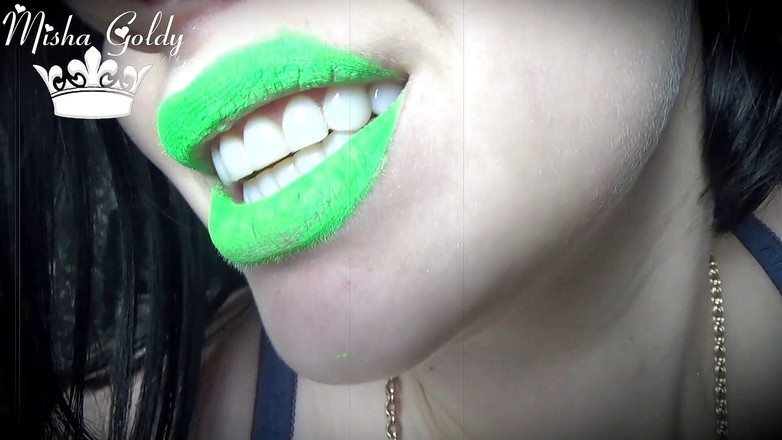 Goddess Misha Goldy: Neonová zelená rtěnka uctívání otroků