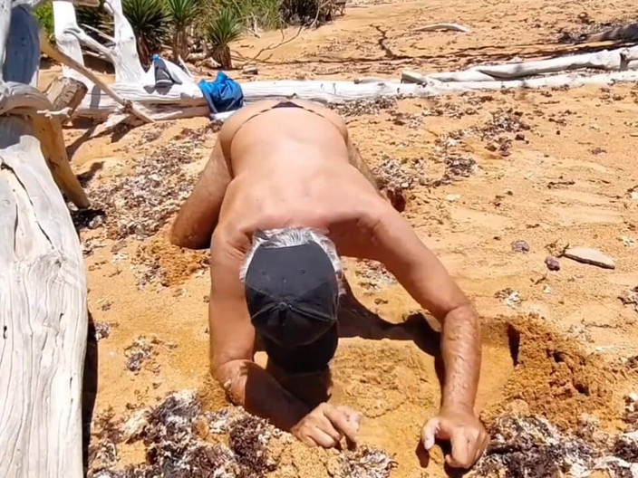 Ladysilvas: Ladysilva plajda seksi külotlu ateşli götünü gösteriyor