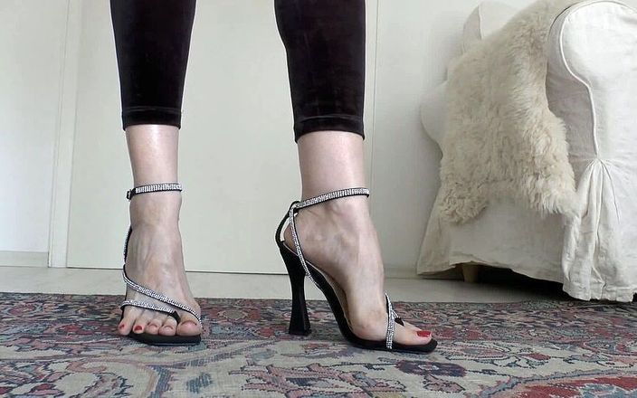 Lady Victoria Valente: Sandal seksi dengan sepatu hak tinggi dan bantalan pelindung kaki