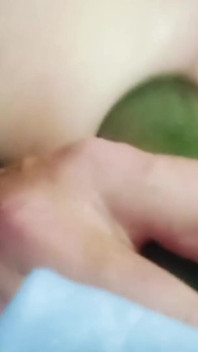 Una giovane donna si masturba analmente fino a raggiungere l'orgasmo, mangiando persino il proprio sperma