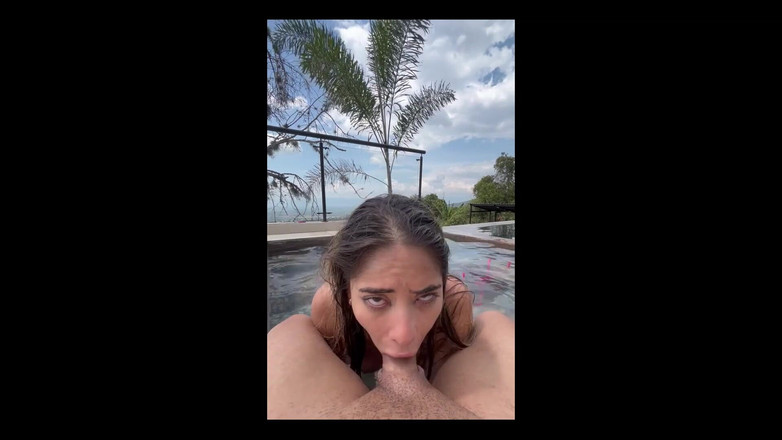 ClarkKennt: Pelacur rambut pirang nyepong kontolku di jacuzzi