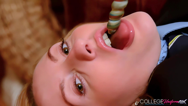 College Uniform: Mo'Lolly menampilkan Sophia Smith