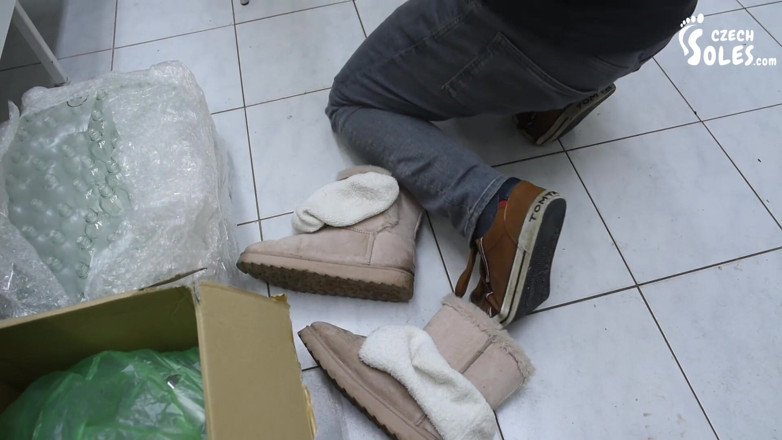 Czech Soles - foot fetish content: L'uomo adora i grandi piedi nudi di uno dei bei...