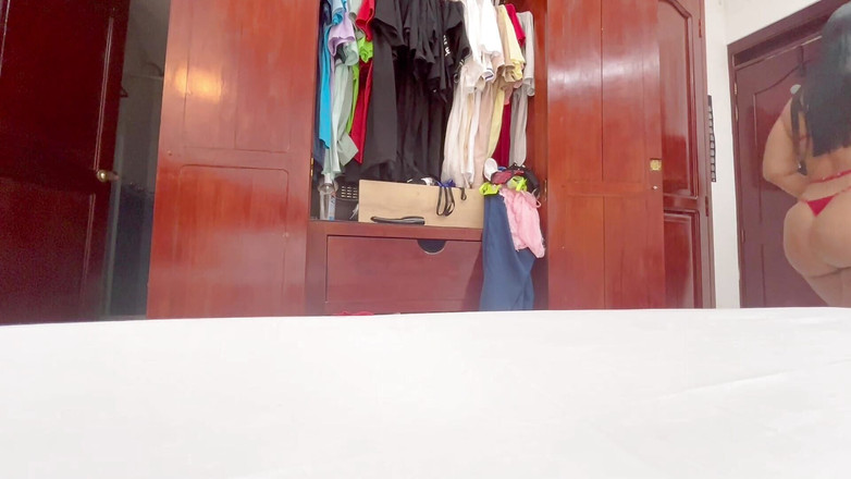 Katrina4deluxe: Велика дупа покоївки спокушає під час переодягання