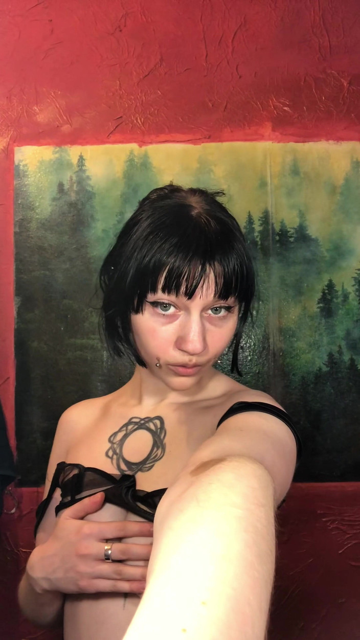 SynergyVibe: Una chica prueba para el papel de una secretaria, con...