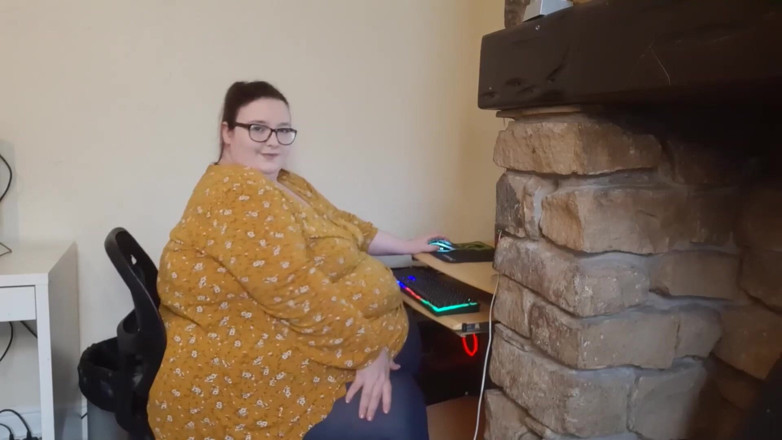SSBBWLadyBrads: The fattest girl at work struggles