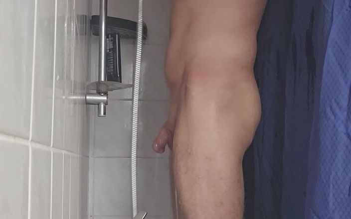 Chris_snoopy_91: L'uomo va a masturbazione in doccia e
