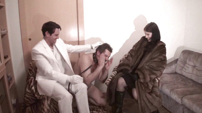 Femdom Austria: Versaute herrin und ihre freundin haben spaß mit ihrem sklaven